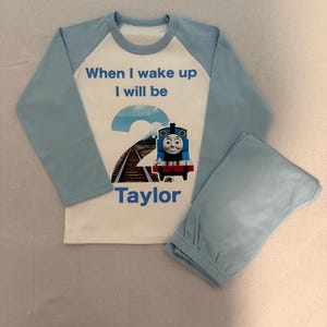 Pigiama Ufficiale Thomas Il Trenino Per Bambini - Set Maniche Lunghe Con Thomas, Percy E James - 2