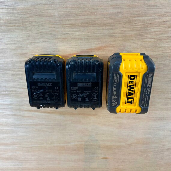 DeWalt 18V & Flexvolt 54V Battery Holder Wall Mount – Horizontal, Yellow PETG, Organizes Your Batteries Neatly