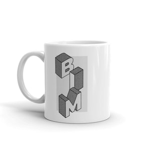 Könnte beinhalten: Weiße Keramiktasse mit einer schwarz-weißen Grafik des Wortes "BIM" im 3D-Stil.
