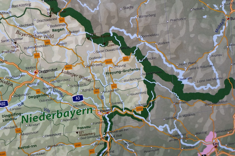 May include: A detailed map of the region of Niederbayern in Germany, showing the cities of Passau, Deggendorf, Freyung-Grafenau, and surrounding towns. The map features rivers, roads, and other geographical features.