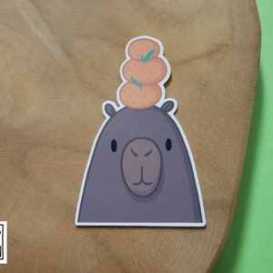 Autocollant Capybara avec mandarine sur la tête // autocollant vinyle semi-mat