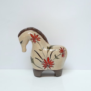 Keramisch paardendecor met rode kamille (S)