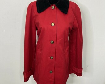 Peut inclure: Une veste rouge avec un col en velours côtelé noir et des boutons dorés.