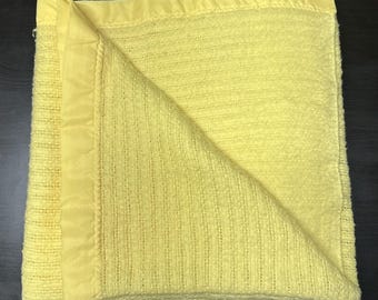 Couverture vintage jaune en acrylique à motif gaufré et bordure satinée, 70 x 87 pouces