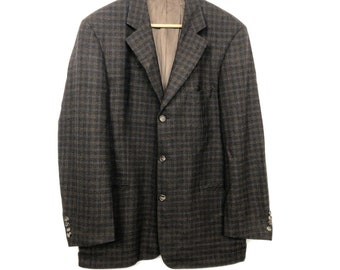 Peut inclure: Un blazer à carreaux marrons et noirs avec une fermeture à trois boutons.
