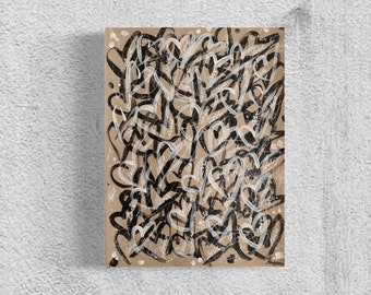 Könnte beinhalten: Abstraktes Gemälde auf Leinwand mit braunem Hintergrund und schwarzen und weißen Herzen. Die Herzen sind in verschiedenen Größen und Formen gemalt und überlappen und verschlingen sich, um eine komplexe und dynamische Komposition zu schaffen.