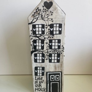 Casa de papel machê Linda casa, escultura de papel, decoração de casa, presente de inauguração, casa de papel pintada à mão, o amor está em nossa casa, decoração higiênica