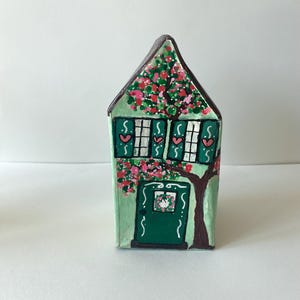 Casa de papel pintada à mão, upcycling, acrílico sobre papelão, pintura abstrata, pinturas acrílicas, casa de papel machê, objeto de arte único,