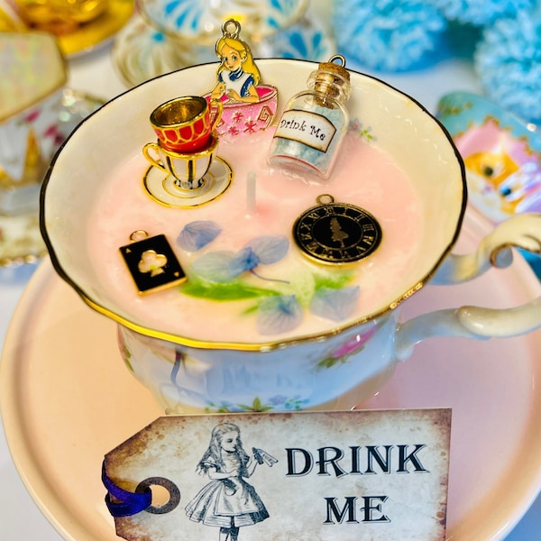 bougies vintage Alice au pays des merveilles avec des charmes souvenirs dans une tasse de Chine dépareillée ; Cadeaux de fête ; Prix de gros disponibles (LIVRAISON GRATUITE)