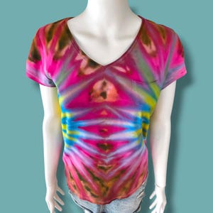 Koszulka damska Tie Dye. 100% bawełny, Incline Design, Ice Dyed Tops, T-shirty. Rozmiar M. Niepowtarzalny, ręcznie robiony, modny prezent dla jej dziewczyny.