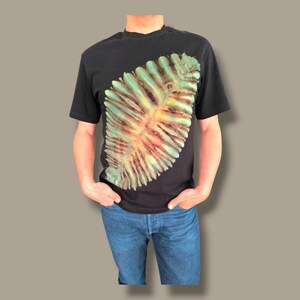 Handmade Black Tie-Dye T-Shirt with Fern Leaf Print – Botanical Unisex Shirt – Earth Tone Hippie Tee – Eco Dyed Natural Pattern