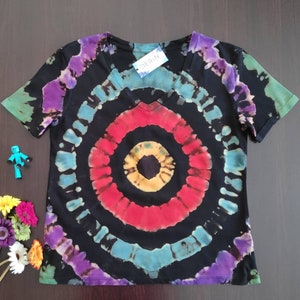 Koszula tie-dye damska odwrócona bielona ręcznie tkana tie-dye odzież topy i koszulki. 100% bawełny. Spersonalizowany, wyjątkowy prezent dla dziewczyny / jej