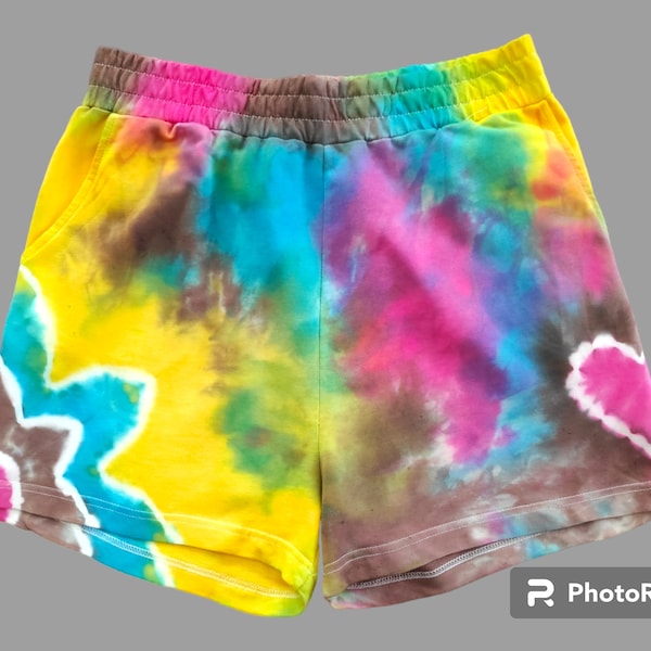 Shorts d'été pour femmes. Tissu en coton tie-dye taille courte taille élastique cordon de serrage mandala décontracté et conception de coeur cadeau unique personnalisé