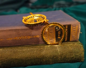 schönes Medallion / goldene Halskette mit Lupe oder Monokel Anhänger, Lesehilfe, Deckel mit Ygddrasil / Baum des Lebens,  Steampunk