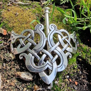 Celtic knot / Viking hair brooch / Nordic hairstyle / metal / hair accessory / playful pattern / image 5