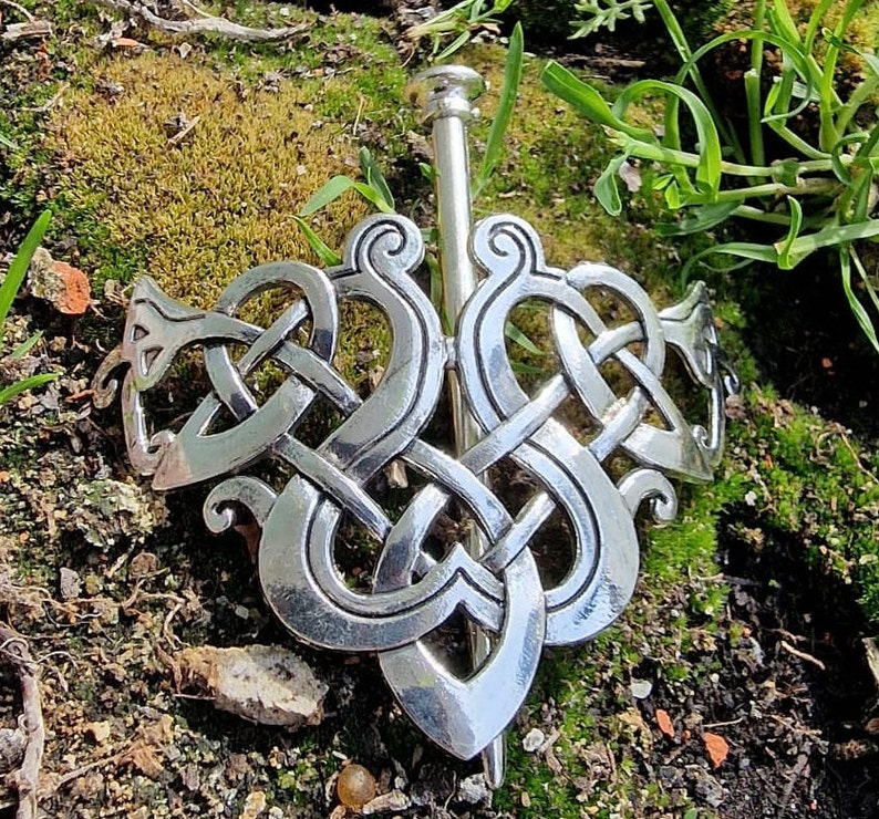 Celtic knot / Viking hair brooch / Nordic hairstyle / metal / hair accessory / playful pattern / image 5
