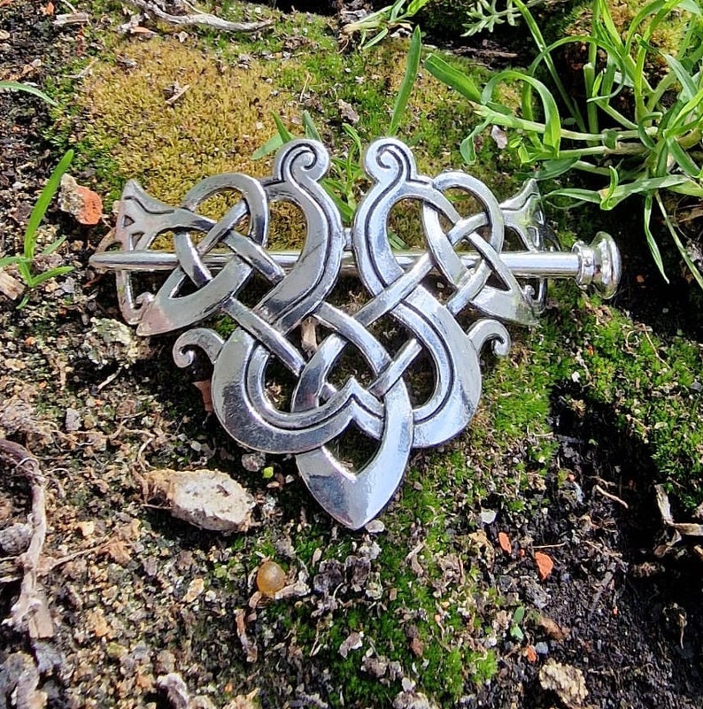 Celtic knot / Viking hair brooch / Nordic hairstyle / metal / hair accessory / playful pattern / image 1