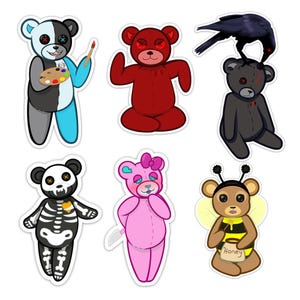Può includere: Set di 7 adesivi di orsacchiotti colorati con diversi design. Gli orsi indossano vari abiti e accessori, tra cui una tavolozza di colori, un coltello, un costume da ape e un costume da scheletro.