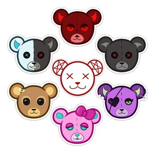 Può includere: Set di sette adesivi di orsi dei cartoni animati colorati con diverse espressioni. Gli orsi indossano tutti accessori diversi, come un fiocco, un'ape e una benda da pirata.