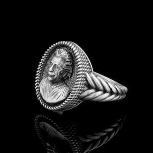 Op de afbeelding: Een zilveren ring met een gevlochten band en een ovale cameo met een portret van Albert Einstein.