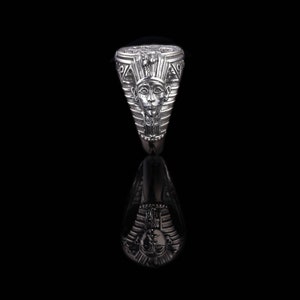 Op de afbeelding: Zilveren ring met een ingewikkeld ontwerp van een Egyptische farao's hoofd.