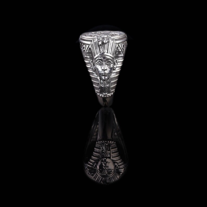 Op de afbeelding: Zilveren ring met een ingewikkeld ontwerp van een Egyptische farao's hoofd.
