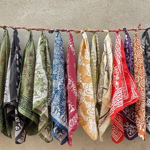 Set med 20 ekologiska bomullsbandanas, handgjorda blocktryckta paisleyhalsdukar etniska beige bomullsbandanas – handgjorda minimalistiska huvudbandanas