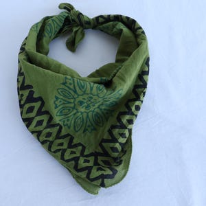 Moosgrün Block print Bandanas Boho Stil Baumwolle Halstuch Baumwolle Halstuch Baumwolle quadratischer Schal Geschenk Taschentuch Einzigartiges Design