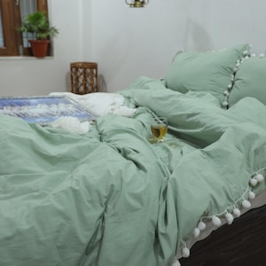 Housse de couette à franges et pompons avec boutons, couleur vert sauge et couette blanche à pompons Housse de couette 100% coton Twin Full