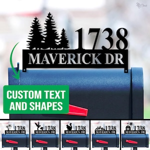 Op de afbeelding: Zwart metalen adresbord met het nummer 1738 en de tekst "MAVERICK DR". Het bord heeft een silhouet van dennenbomen. De afbeelding toont ook voorbeelden van aangepaste tekst en vormen.