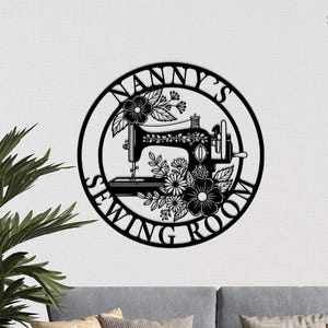 Aangepast bord naaikamer, Nanny&#39;s naaikamermuur, cadeau voor moeder, cadeau voor Sewist, muur naaikamer, bloemennaaimachine, bordjes knutselruimte