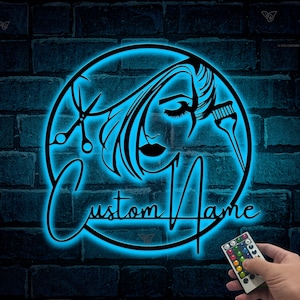 Placa de metal personalizada para cabeleireiro, placa de salão de cabeleireiro, placa com nome de cabeleireiro personalizado, arte de parede para salão de beleza com rosto feminino, decoração de penteado personalizada