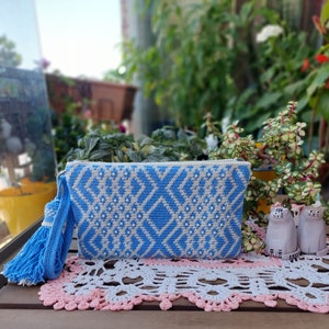 Bolso de mano azul con diseño geométrico adornado con perlas de imitación, bolso de mano para maquillaje (crochet, hecho a mano)