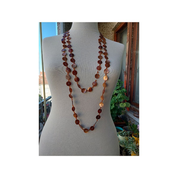 Collier Extra Long Bouton de Couleur Marron en Nacre Synthétique