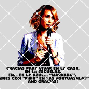 Puede incluir: Una mujer con cabello rojo sostiene un micrófono y una copa de vino. Lleva una chaqueta blanca y una camisa roja. El texto en la imagen dice: "GRACIAS PAR VIVAR EN LA CASA, EN LA ESCUELAS, EN... EN LA AZUL... "MARKADA". TIENES CON "BIBIR" EN LAS FORTUASHLA?" AND GRACIAS!"