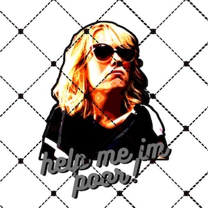 Puede incluir: Una mujer con cabello rubio y gafas de sol lleva una camiseta negra con el texto "help me im poor!" impreso en ella.