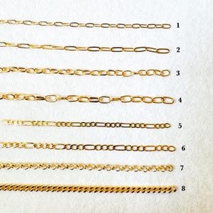 K&ouml;nnte beinhalten: Acht goldfarbene Kettendesigns werden vor einem wei&szlig;en Hintergrund gezeigt. Die Ketten variieren in der Form und Gr&ouml;&szlig;e der Glieder, darunter ovale, rechteckige und Panzerketten. Jede Kette ist von 1 bis 8 nummeriert und bietet einen visuellen Vergleich verschiedener Schmuckdesigns.