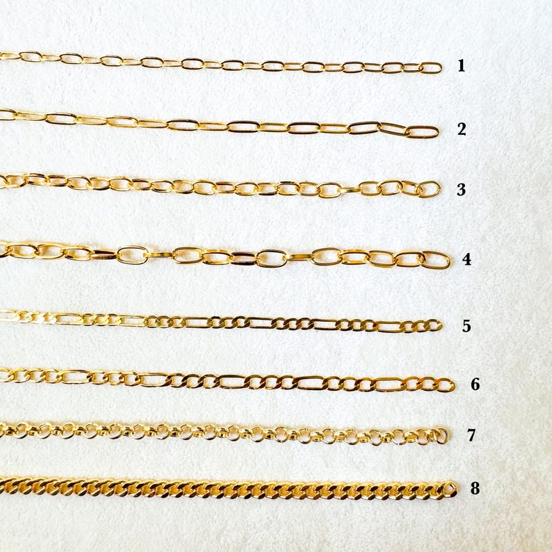 K&ouml;nnte beinhalten: Acht goldfarbene Kettendesigns werden vor einem wei&szlig;en Hintergrund gezeigt. Die Ketten variieren in der Form und Gr&ouml;&szlig;e der Glieder, darunter ovale, rechteckige und Panzerketten. Jede Kette ist von 1 bis 8 nummeriert und bietet einen visuellen Vergleich verschiedener Schmuckdesigns.