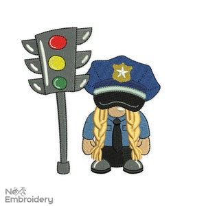 Op de afbeelding: Een geborduurd ontwerp van een politieagent met blond haar en een blauw uniform dat naast een verkeerslicht staat met rode, gele en groene lampen.