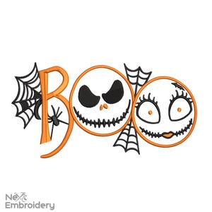 Könnte beinhalten: Orangener "BOO"-Text mit einem schwarzen Spinnennetz und einer Spinne links. Die "O"s sind durch die Gesichter von Jack Skellington und Sally aus Nightmare Before Christmas ersetzt.