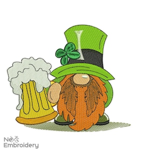 Può includere: Un gnomo dei cartoni animati con una lunga barba arancione, un cappello verde con un trifoglio e una boccale di birra giallo con schiuma bianca. Lo gnomo indossa scarpe verdi e un abito verde. L'immagine ha il testo "Next Embroidery".
