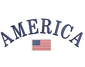 Puede incluir: Diseño bordado de la palabra "AMERICA" en azul con una pequeña bandera estadounidense debajo.
