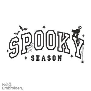 Peut inclure: Motif brodé en noir et blanc avec l'inscription "SPOOKY SEASON" dans une police de style universitaire. Le motif comprend des chauves-souris, une toile d'araignée, un chat noir, des étoiles et une araignée, parfait pour Halloween.