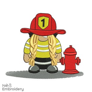 Può includere: Disegno ricamato di un vigile del fuoco dei cartoni animati con trecce bionde che indossa un casco rosso con il numero 1, in piedi accanto a un idrante rosso.