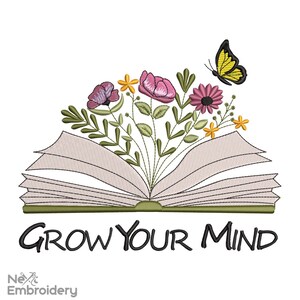 Könnte beinhalten: Ein offenes Buch mit einem Strauß aus rosa, gelben und grünen Blumen, die daraus wachsen. Ein gelber Schmetterling fliegt über den Blumen. Der Text "Grow Your Mind" befindet sich unter dem Buch.