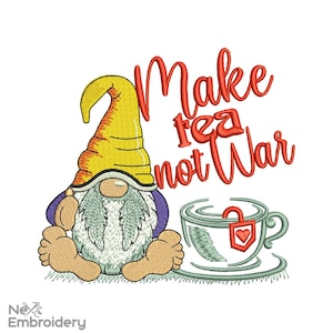 Puede incluir: Diseño bordado con un gnomo sentado con una taza de té y el texto "Make tea not war".