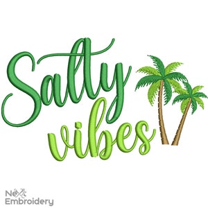 Może przedstawiać: Haftowany wzór z napisem "Salty vibes" w zielonym skrypcie, z dwoma palmami. Tekst i palmy są w odcieniach zieleni i brązu, na białym tle.