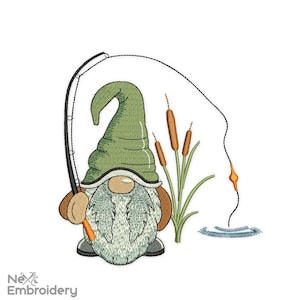 Puede incluir: Un gnomo verde con barba blanca está pescando con una caña y una línea. El gnomo está de pie frente a un parche de juncos verdes con juncos marrones.