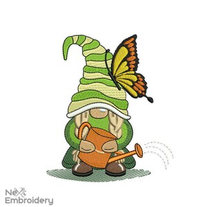Könnte beinhalten: Ein grüner Zwerg mit einem gestreiften Hut und einem Schmetterling auf dem Hut hält eine orangefarbene Gießkanne und gießt Pflanzen.