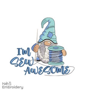 Può includere: Disegno ricamato di un gnomo blu che tiene un rocchetto di filo con il testo "I'm Sew Awesome".